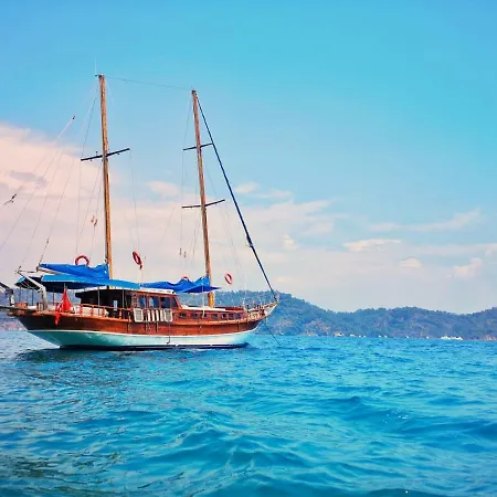 Navy Blue Yacht Charter Botel *