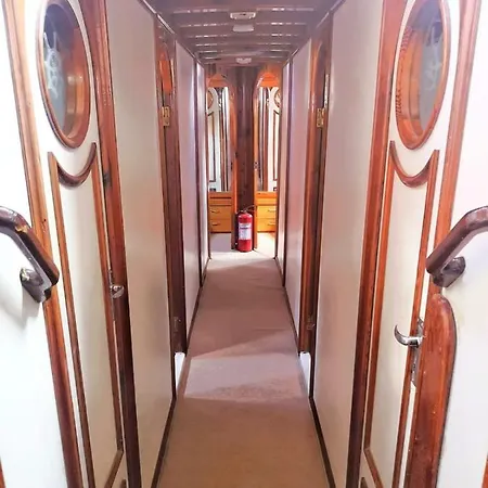 بوتيل Navy Blue Yacht Charter *
